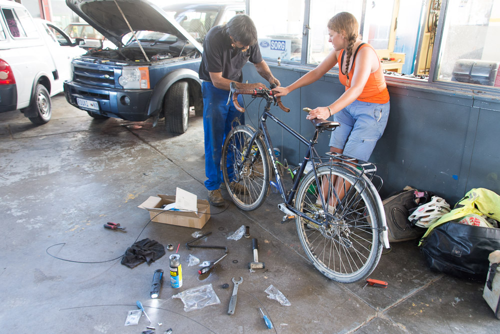 Thanks to the efforts of JP at the UCI, the Namibia Cycling Federation and Mannie's Bike Mecca in Windhoek for sending parts, Louis at LTL Motors in Keetmanshoop helps with the fitting of a new bottom bracket and fixes the gears!